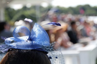 How to wear a fascinator