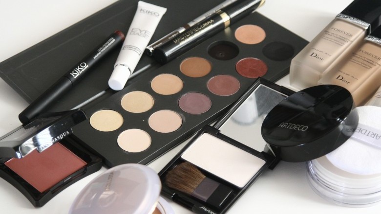 A step by step guide to sexy smokey eye makeup.