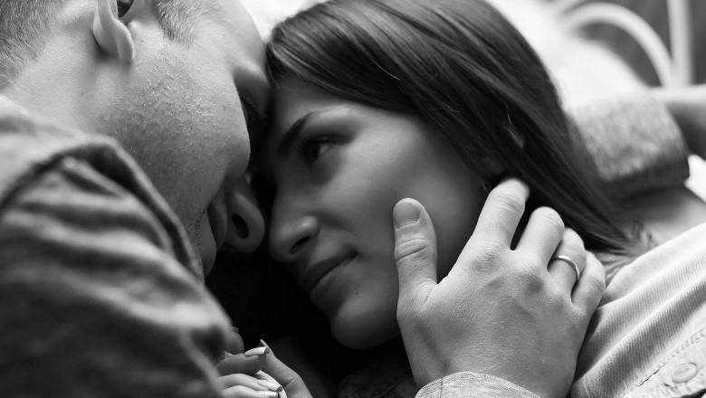 How to Know if a Woman Loves You: Signs that She Loves You